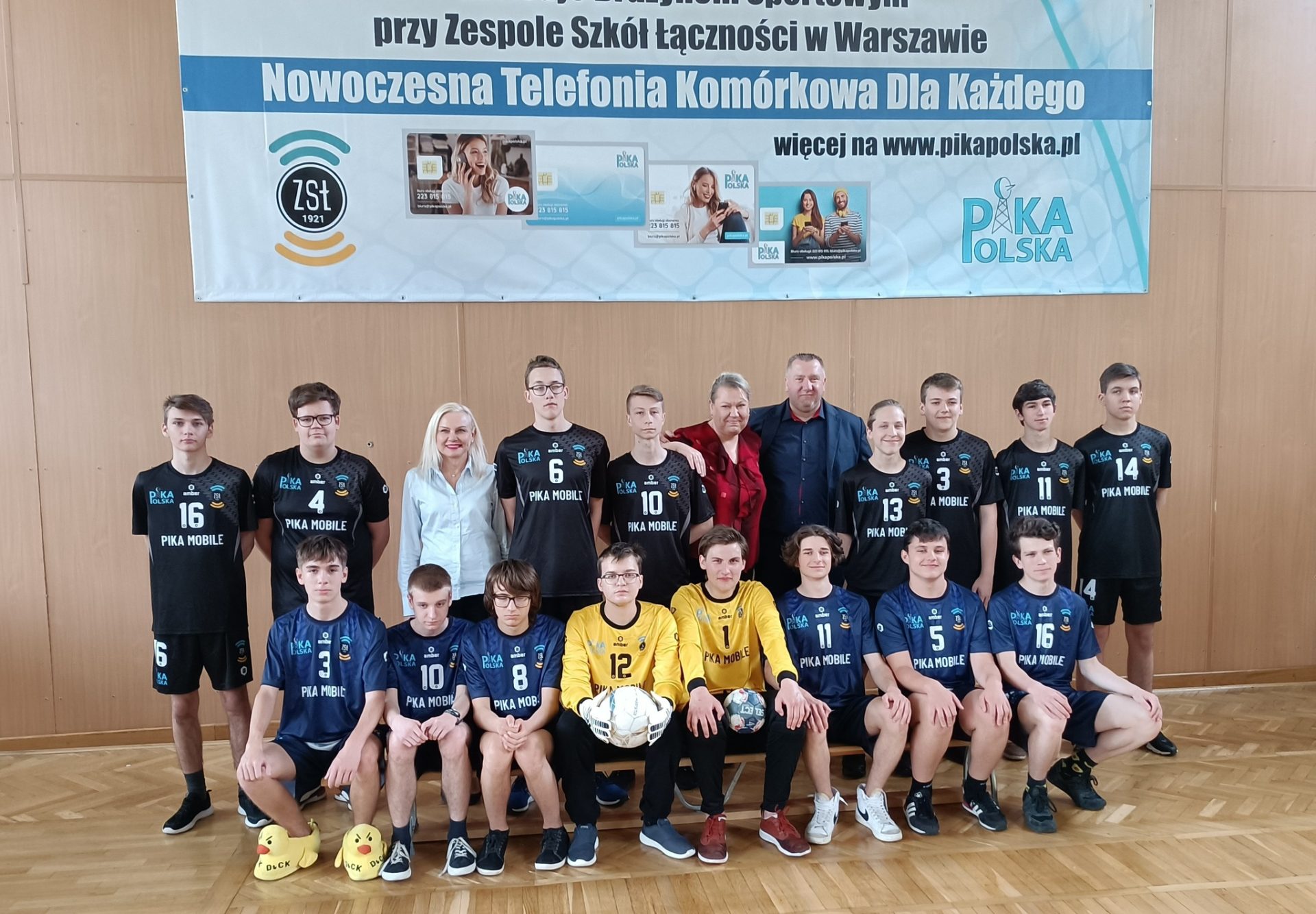 Kolejny raz mogliśmy liczyć na wsparcie naszego Partnera - Firmy Pika Polska. 15 czerwca została podpisana umowa partnerska i sponsorska obejmująca przekazanie Zespołowi Szkół Łączności kompletów strojów do piłki nożnej oraz piłki ręcznej. W sali gimnastycznej został umieszczony baner Sponsora, przekazano i zaprezentowano nowe stroje. Otrzymaliśmy również ozonator do dezynfekcji strojów oraz szatni.Serdecznie dziękujemy Prezez Firmy Pika Polska Pani Katarzynie Wierzbickiej. W takich strojach to tylko startować i wygrywać rywalizacje sportowe.