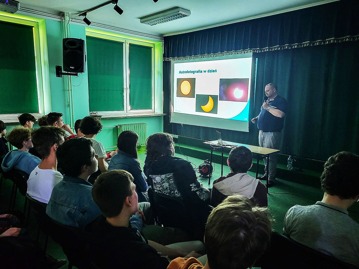 Tomasz Zwoliński podczas wykładu o astrofotografii w ZSŁ