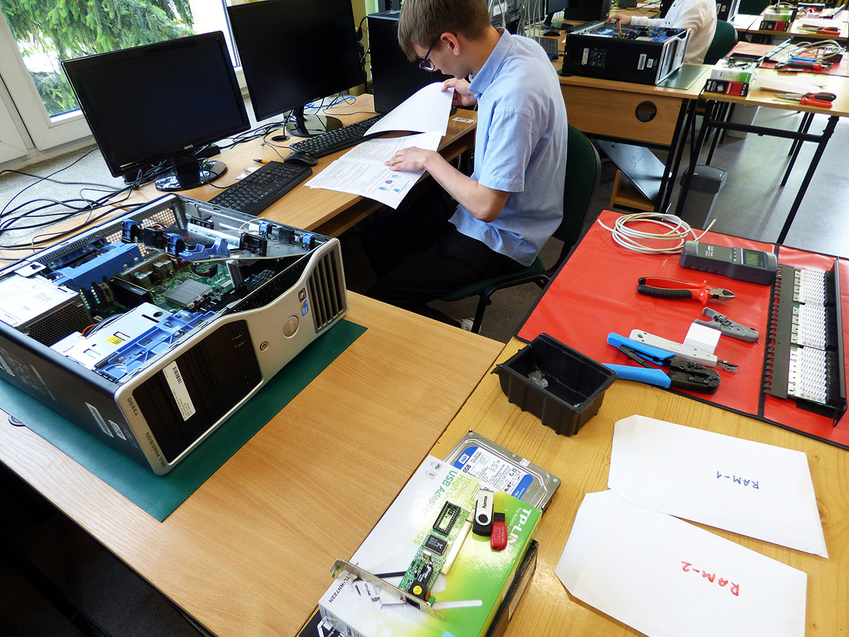 Uczeń podczas praktycznego egzaminu zawodowego technika informatyka