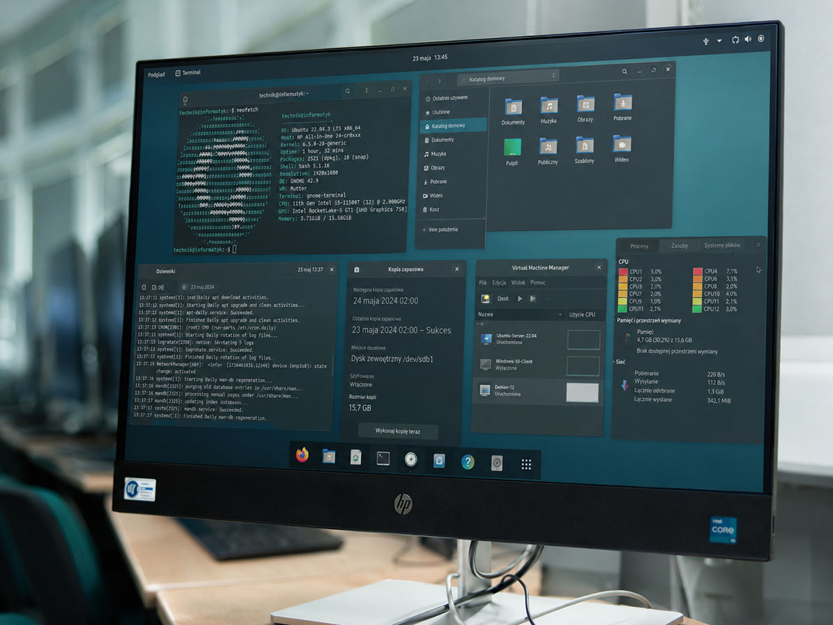 Monitor z systemem Linux podczas zajęć technika informatyka