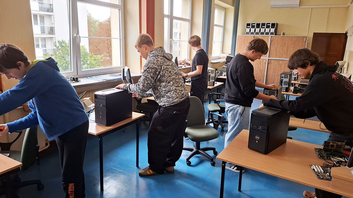 Pracownia techniczna wykorzystywana do zajęć z sieci komputerowych