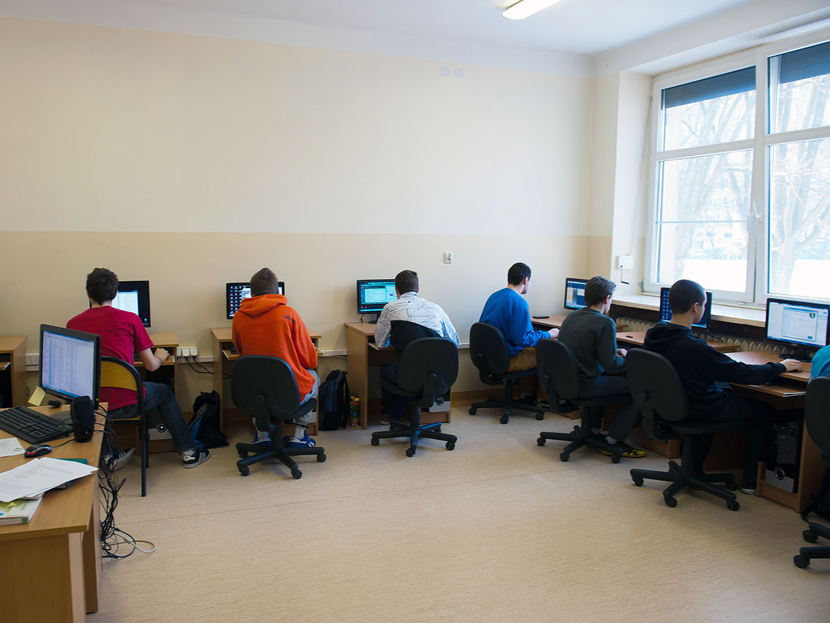Typowa lekcja technika informatyka przy stanowiskach komputerowych