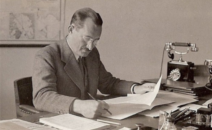 Profesor Janusz Groszkowski podczas pracy naukowej