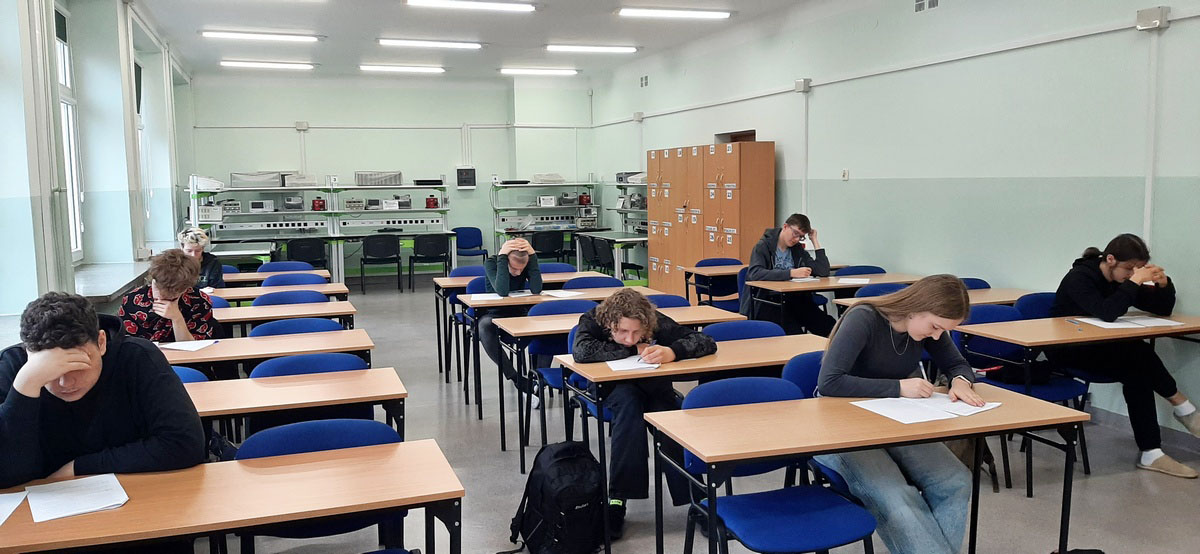 Uczniowie podczas olimpiady lingwistyki matematycznej