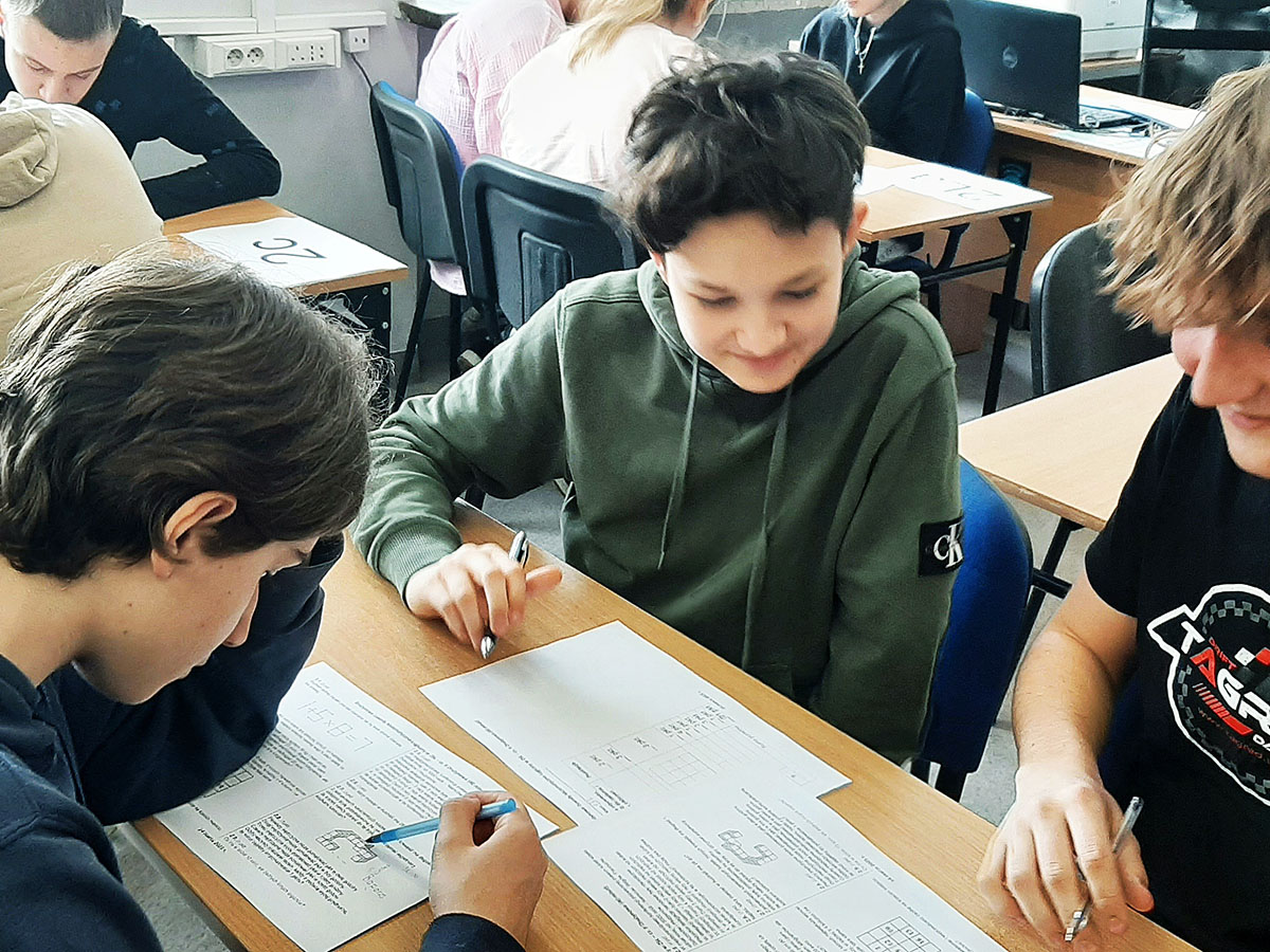 Uczniowie wspólnie rozwiązują zadania matematyczne