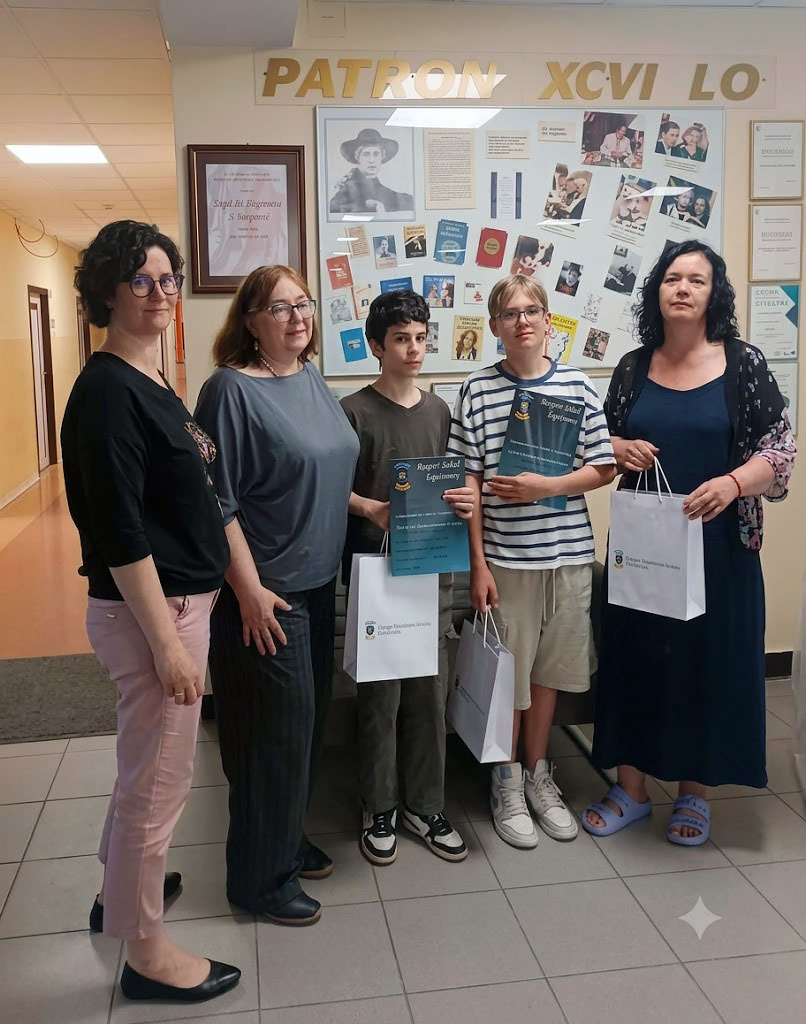 Uczniowie i dorośli podczas wspólnego działania