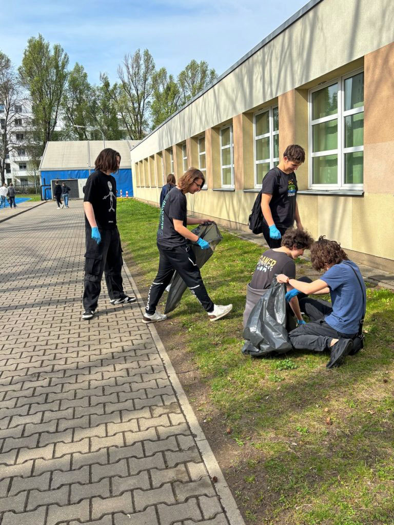 Uczniowie dbający o wspólne otoczenie