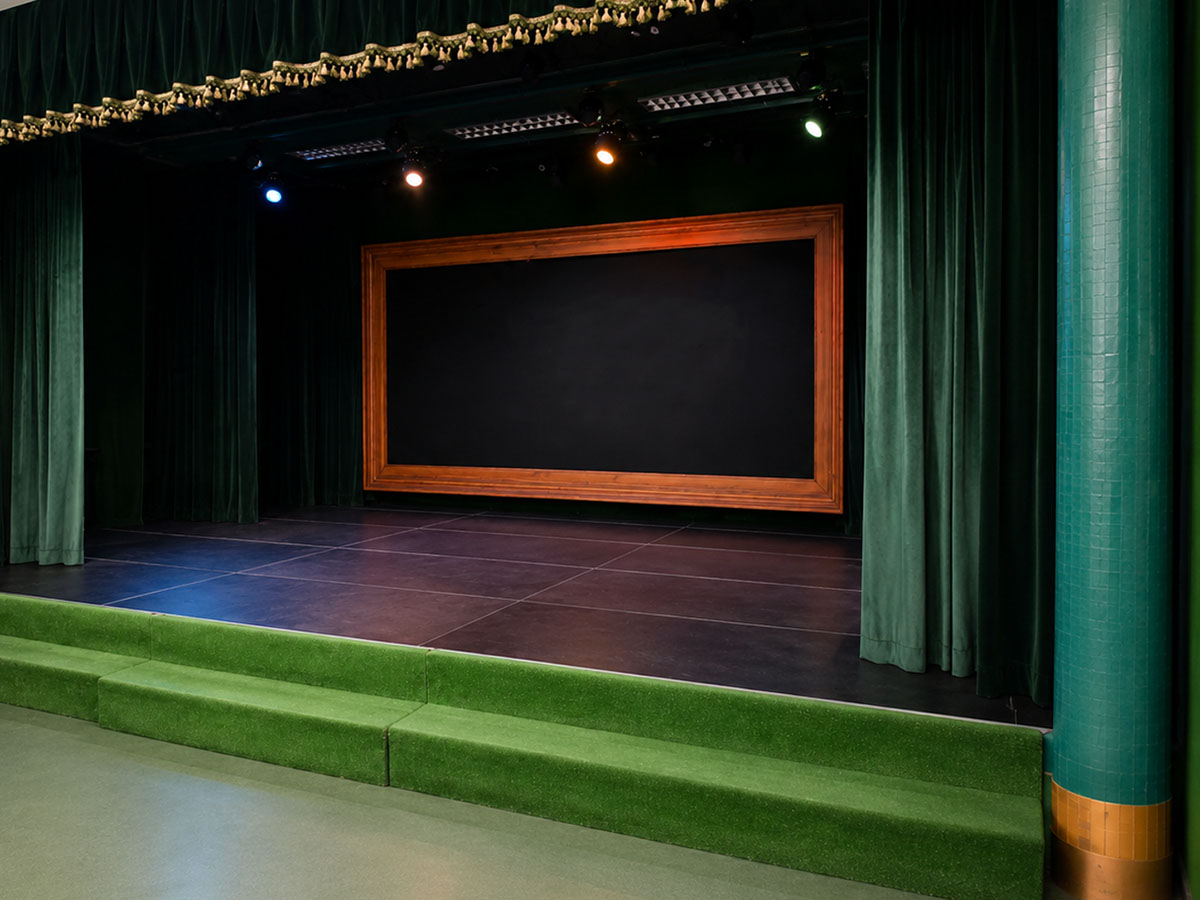 Widok z boku na pustą scenę wykorzystywaną przez Teatr N.O.R.A.