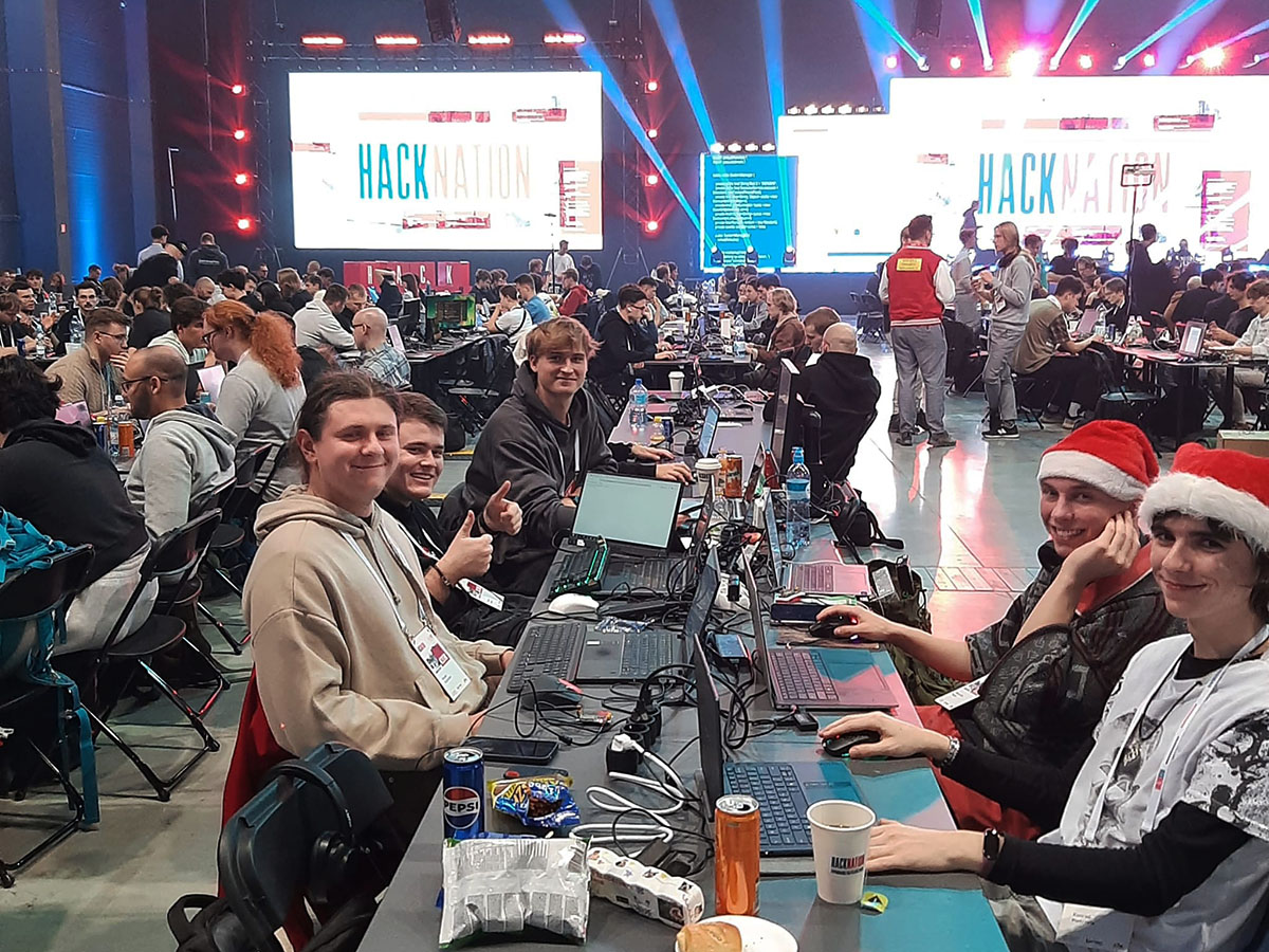 Uczniowie ZSŁ podczas wydarzenia HackNation