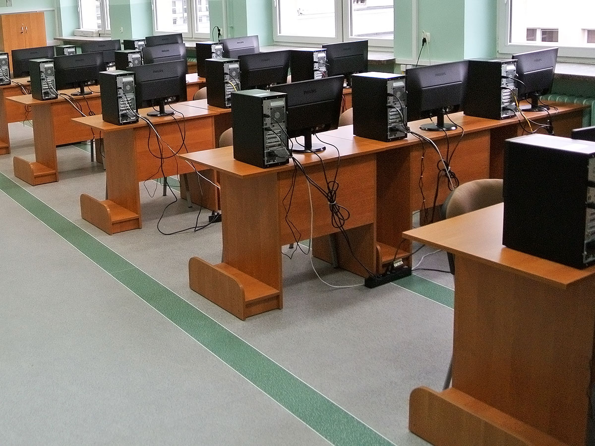 Uczniowie pracujący przy stanowiskach programistycznych