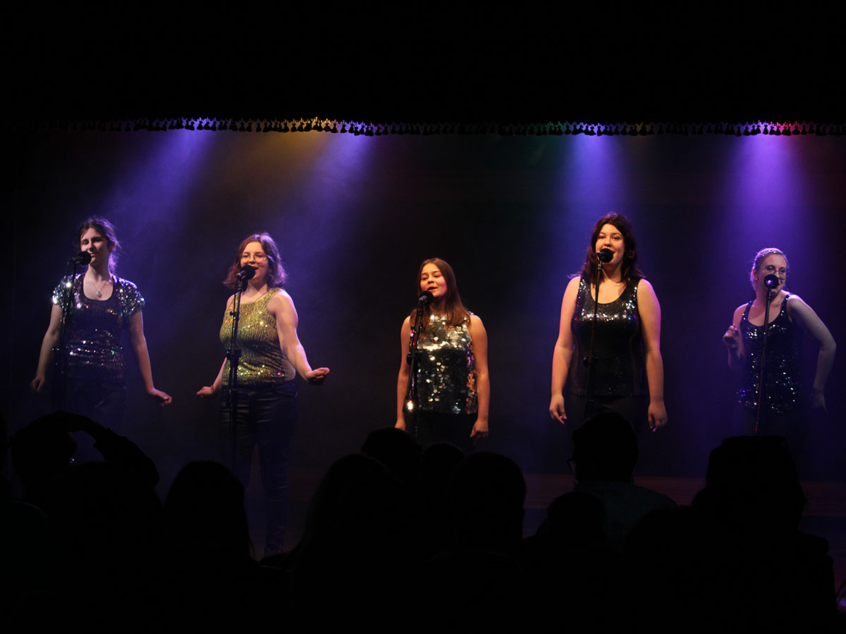 Teatr N.O.R.A. podczas występu na scenie w dniu kandydata