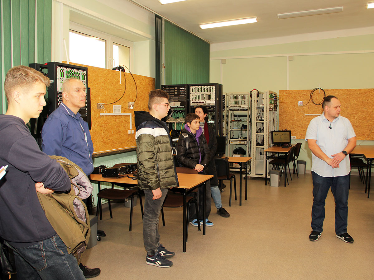 Nauczyciel pokazuje kandydatom pracownię techniczną ZSŁ