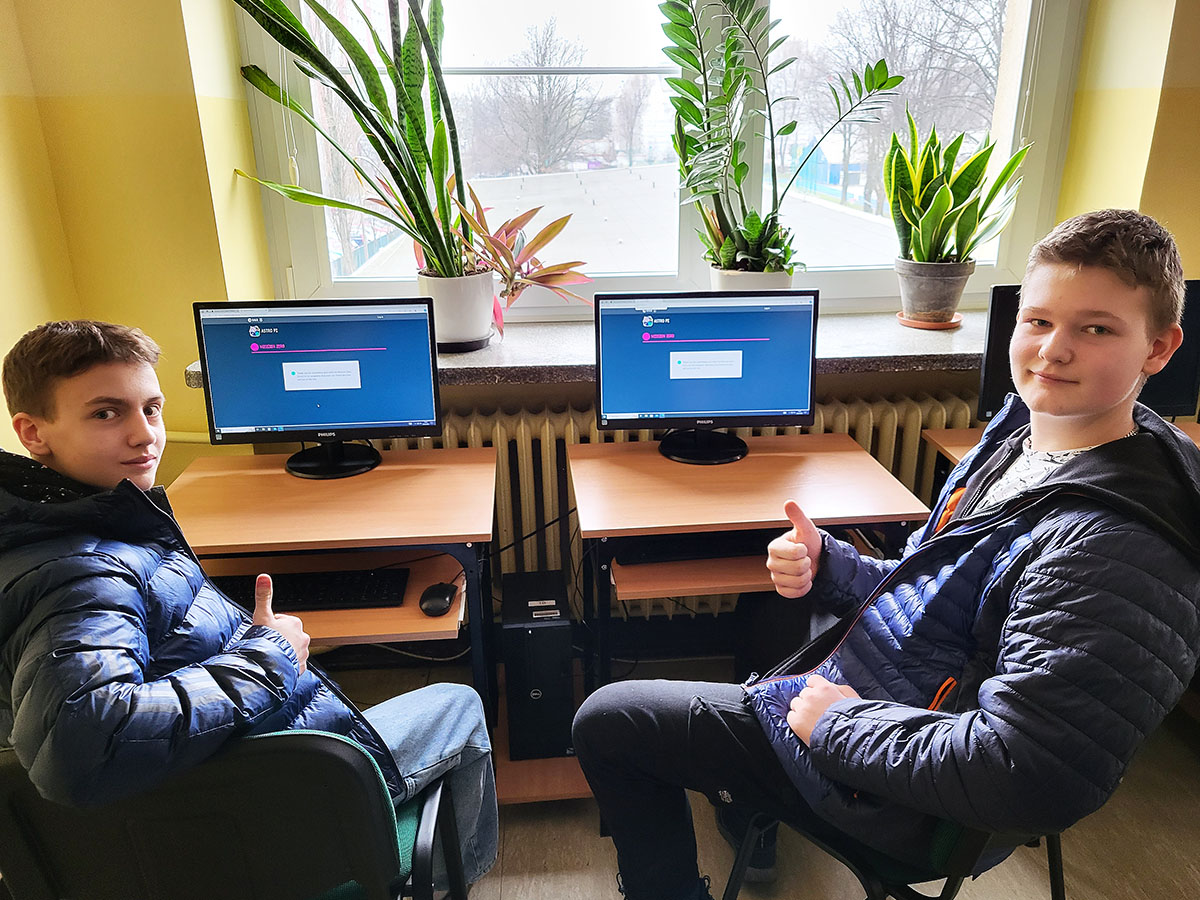 Zadowoleni kandydaci podczas wydarzenia rekrutacyjnego ZSŁ