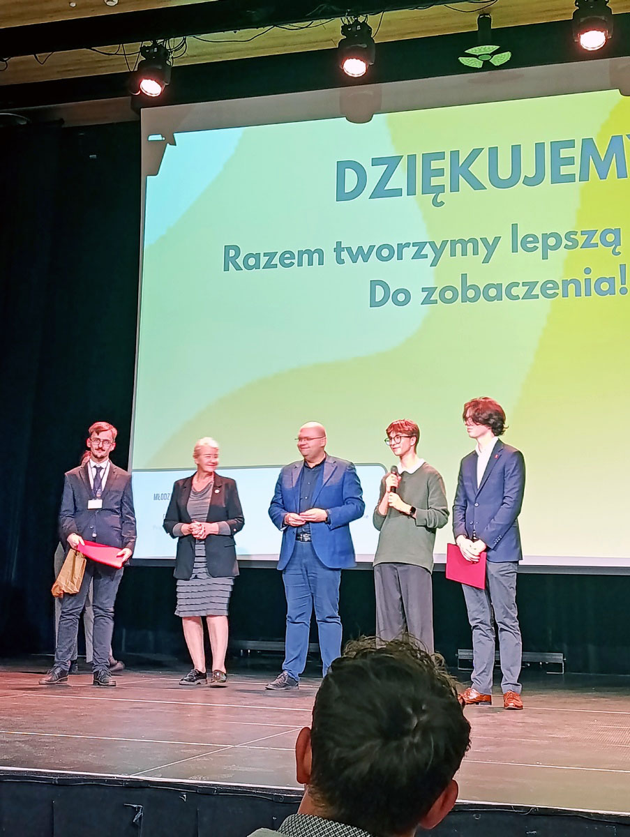 Uczniowie podczas wspólnej pracy na konferencji samorządów