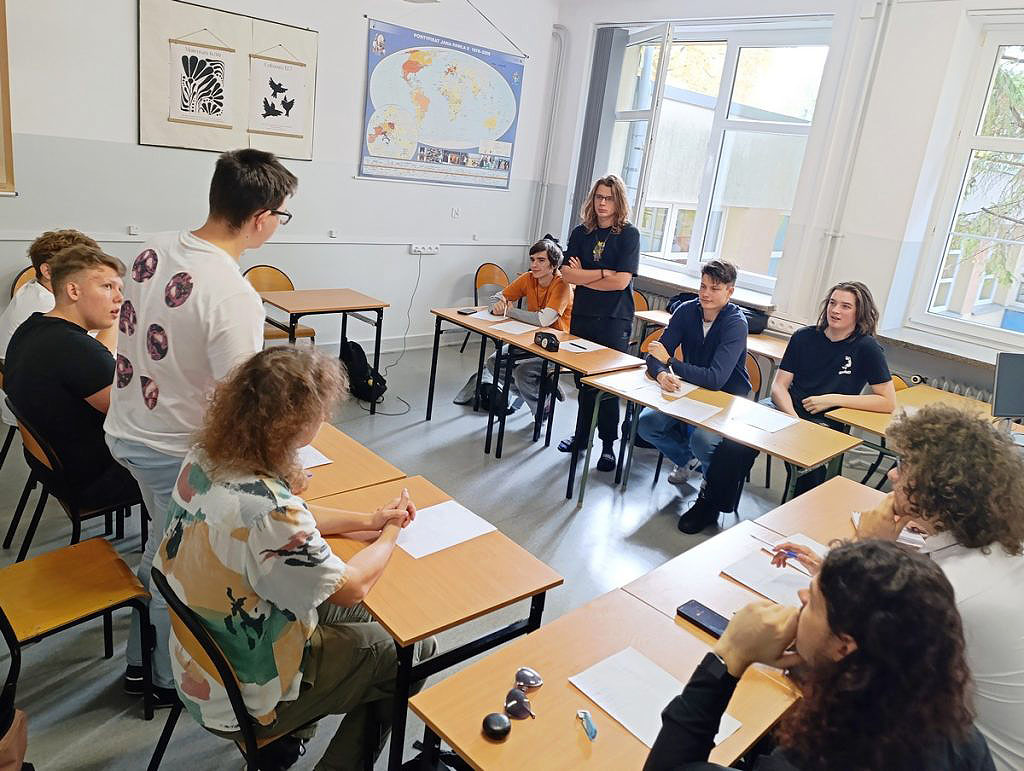 Uczniowie podczas spotkania Szkolnej Ligi Debatanckiej