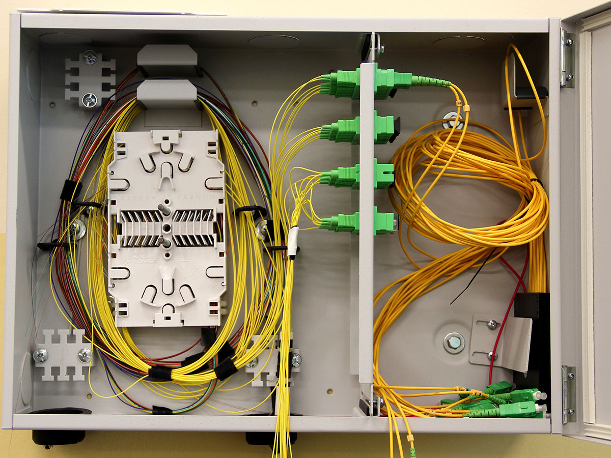 Przełącznica FTTH z kasetą spawów i uporządkowanymi pigtailami