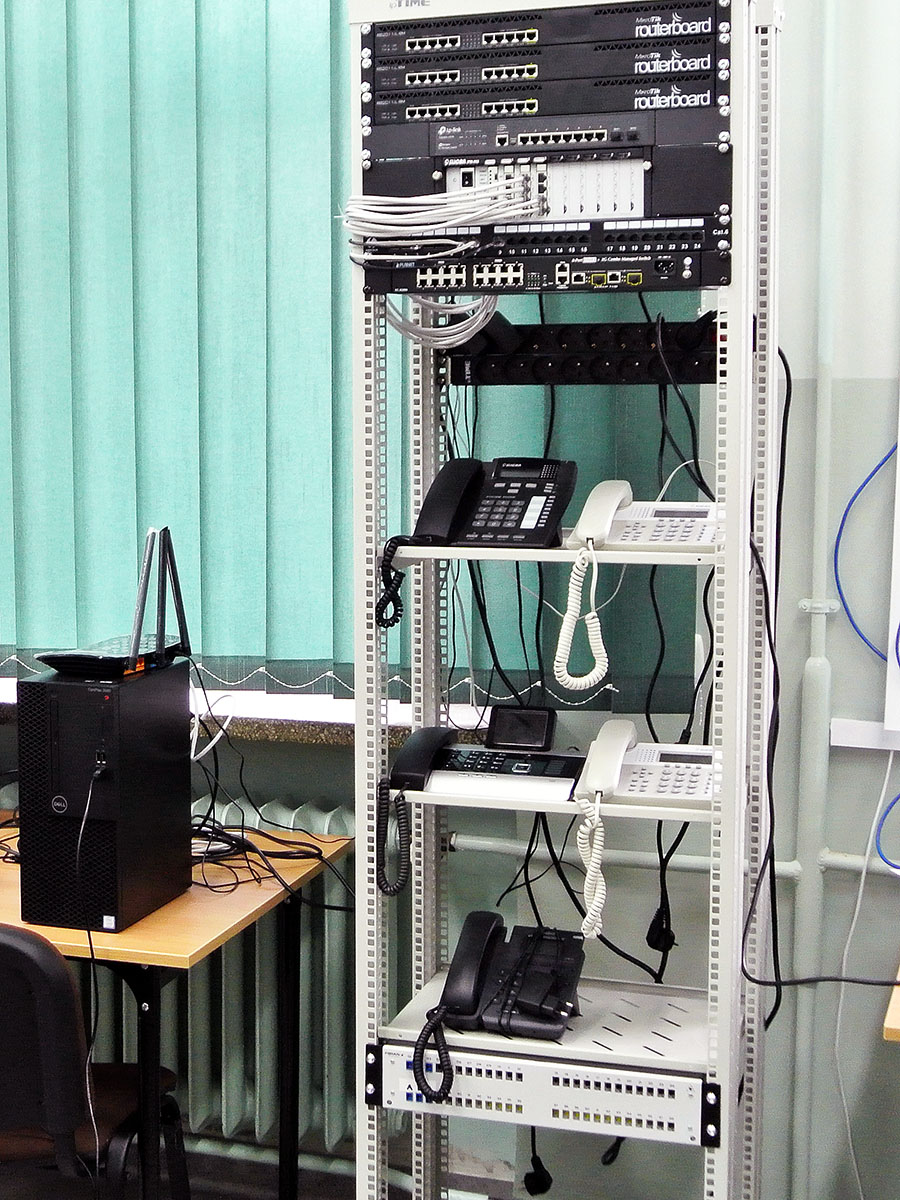 Szafa telekomunikacyjna z urządzeniami i telefonami