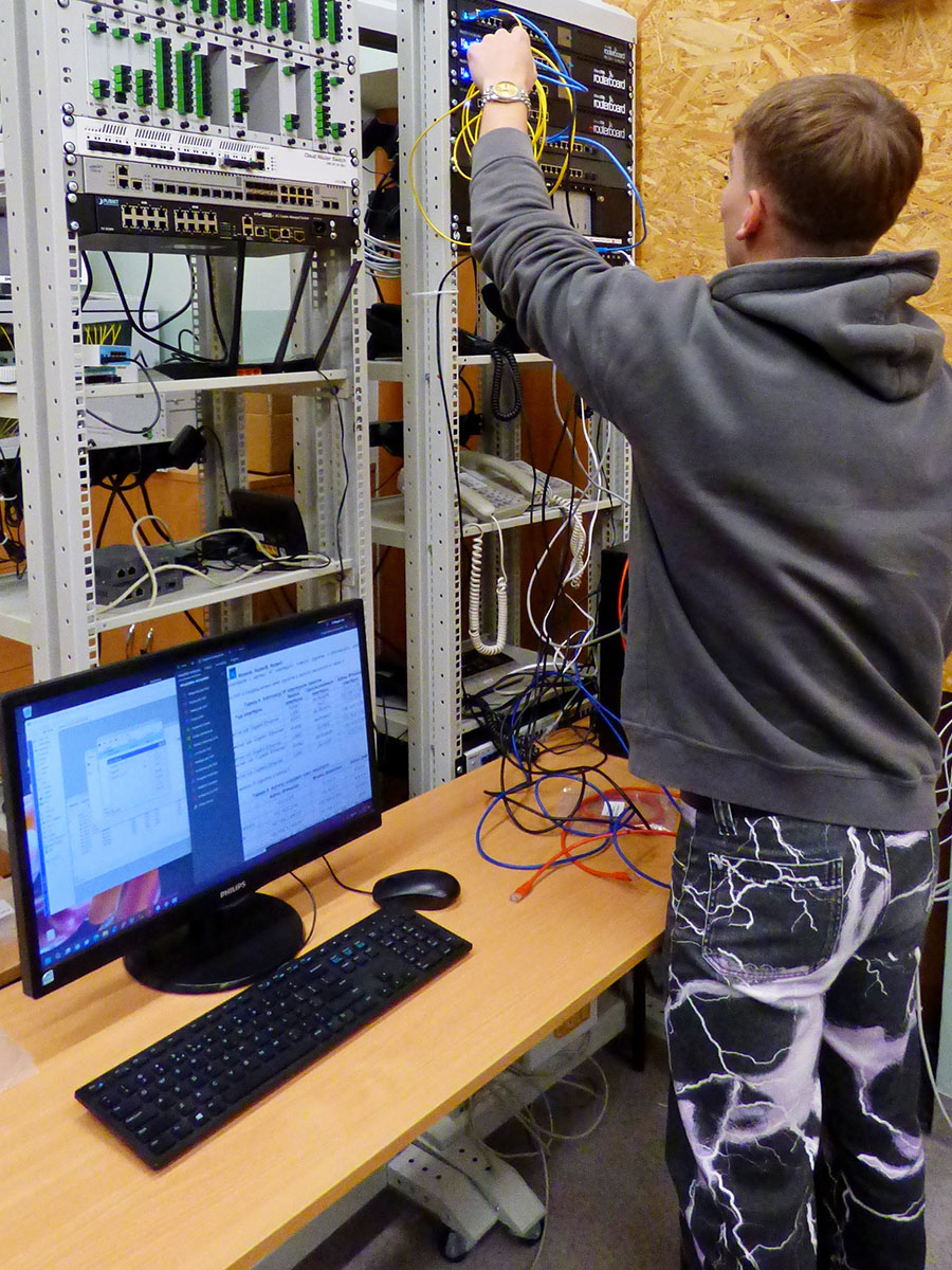 Uczeń podczas zajęć w pracowni teleinformatycznej
