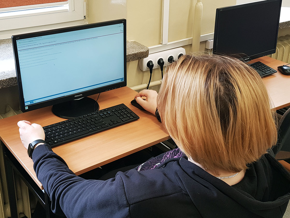Uczeń technika teleinformatyka podczas pracy z systemem Windows