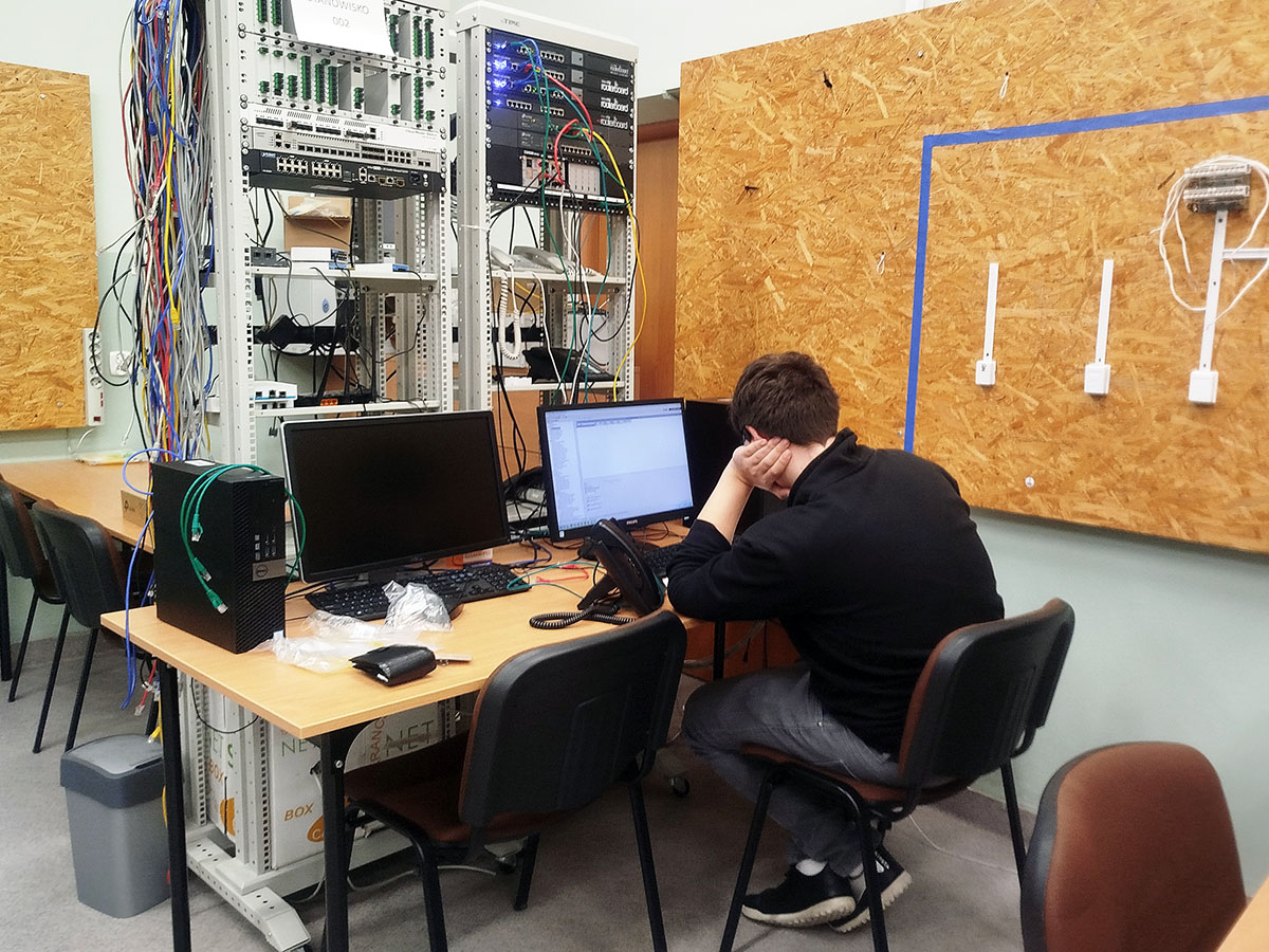 Uczeń technika teleinformatyka podczas zajęć w pracowni