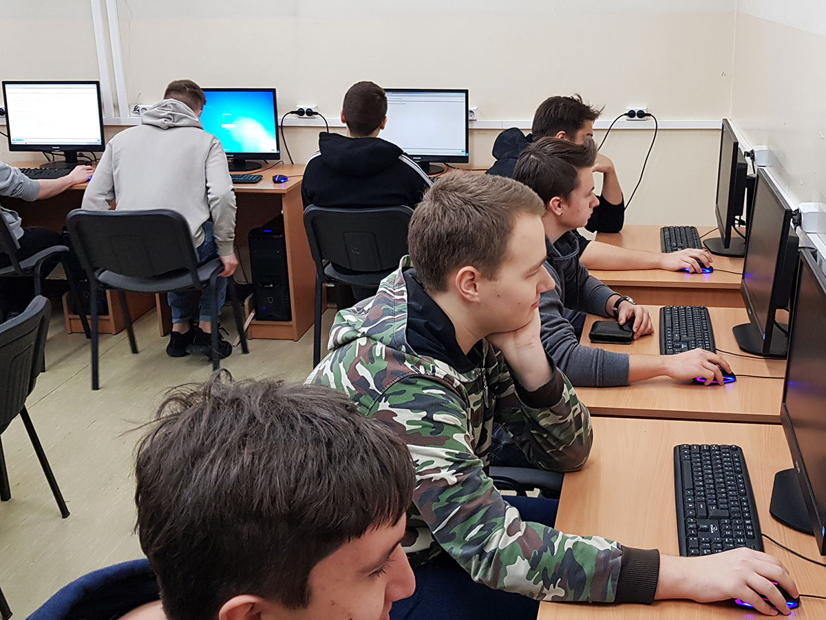 Uczniowie technika teleinformatyka podczas zajęć w środowisku Windows