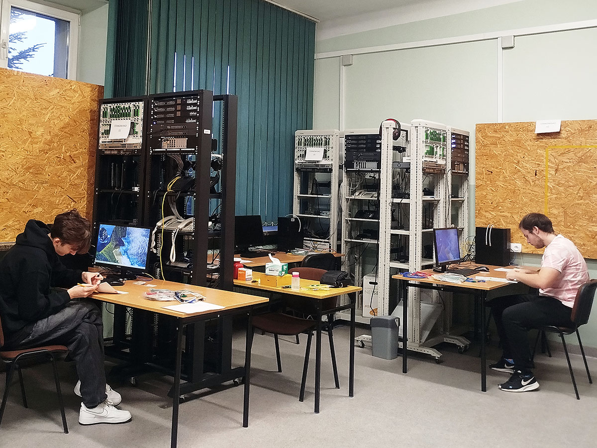 Uczniowie podczas zajęć technika teleinformatyka