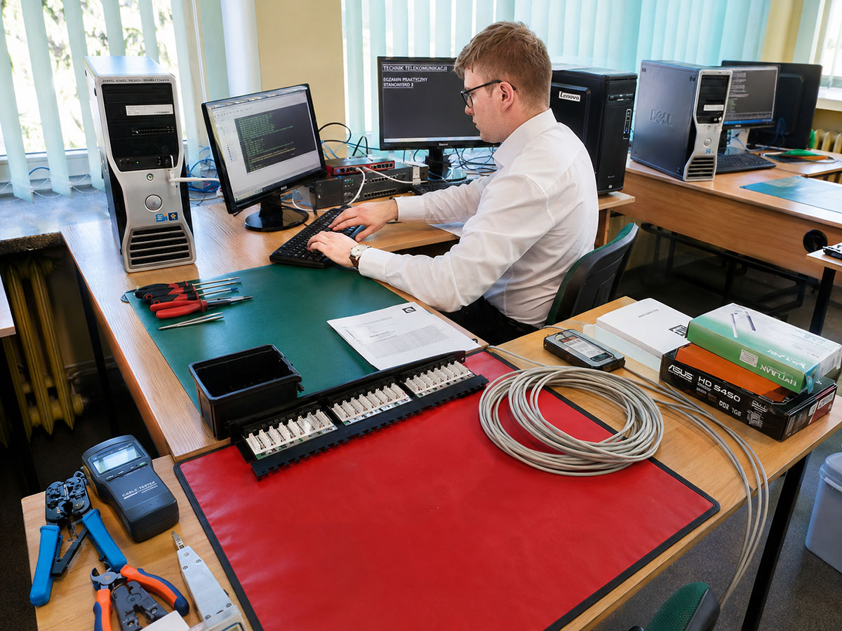 Uczeń podczas praktycznego egzaminu technika telekomunikacji