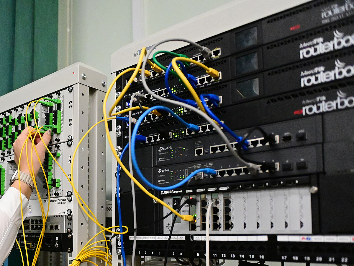 Łączenie szaf telekomunikacyjnych podczas zajęć
