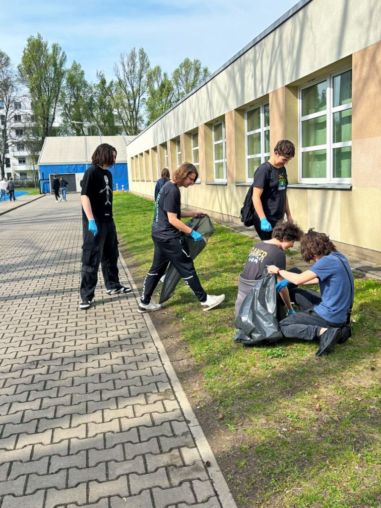 Uczniowie podczas Dnia Ziemi