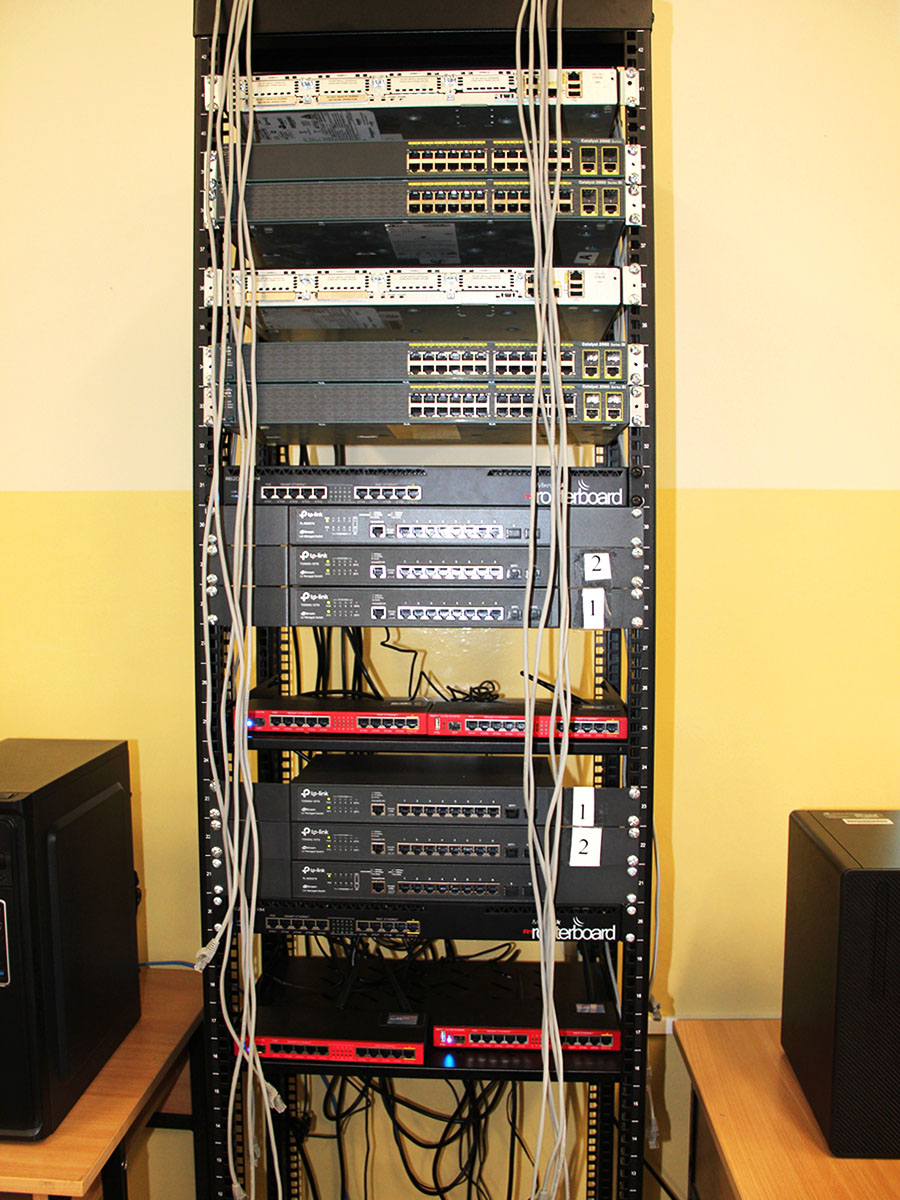 Szafa RACK z wyposażeniem sieciowym w ZSŁ