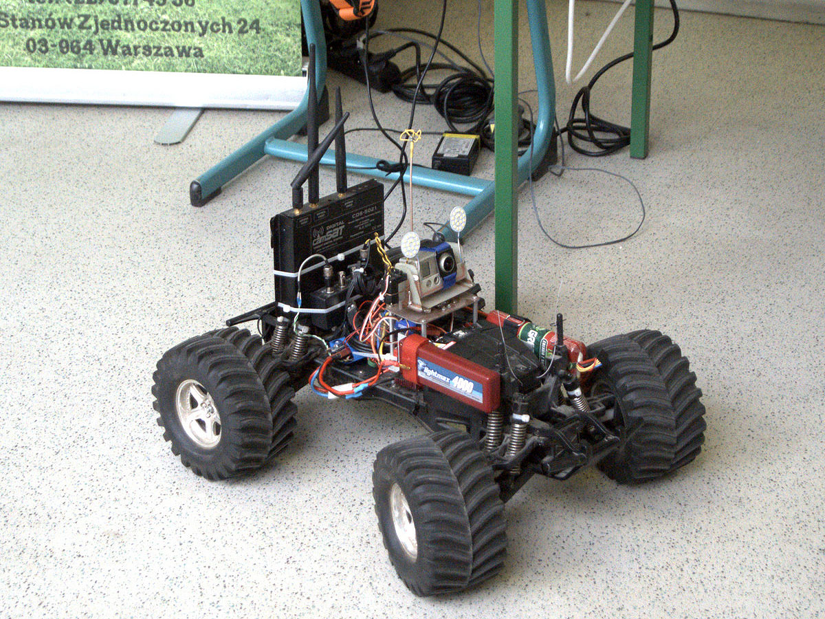 Zdalnie sterowany robot mobilny wykorzystywany w ZSŁ