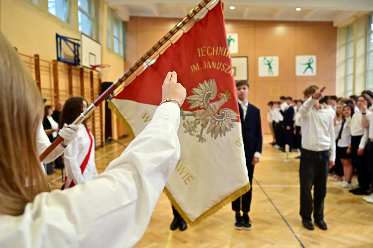 Sztandar podczas uroczystości szkolnej ZSŁ