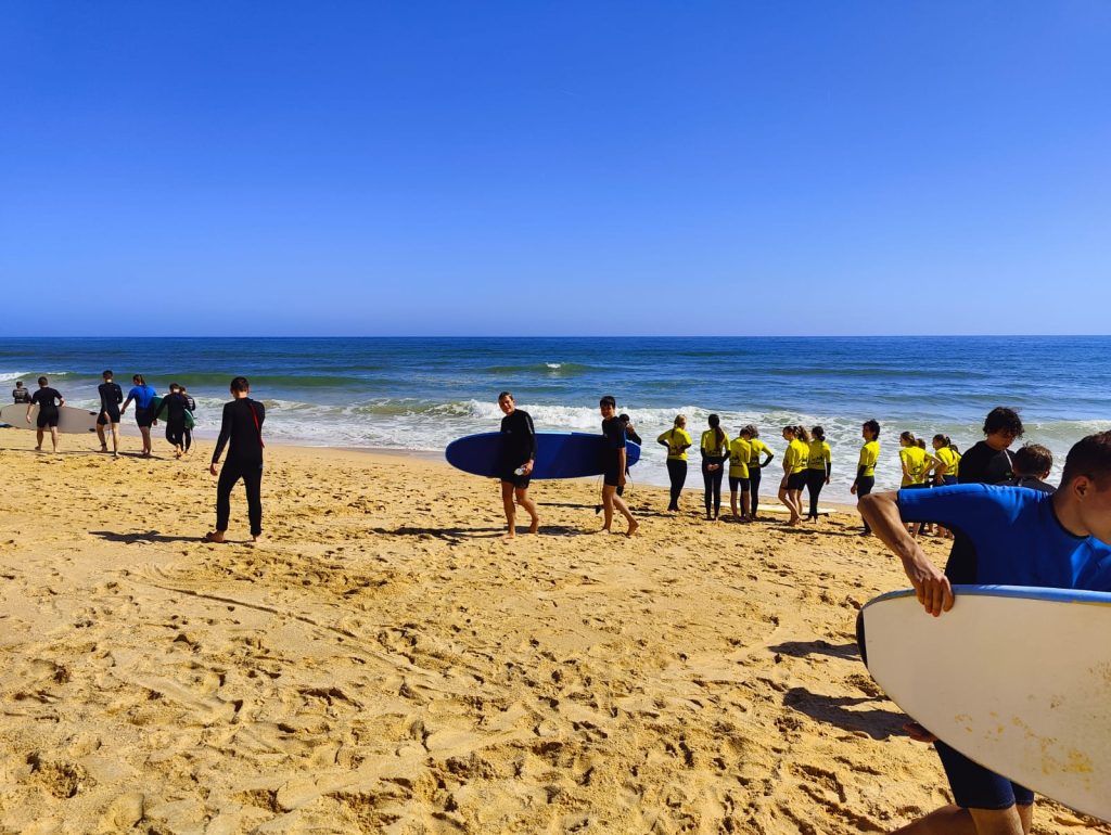 Uczniowie podczas nauki surfingu w Faro