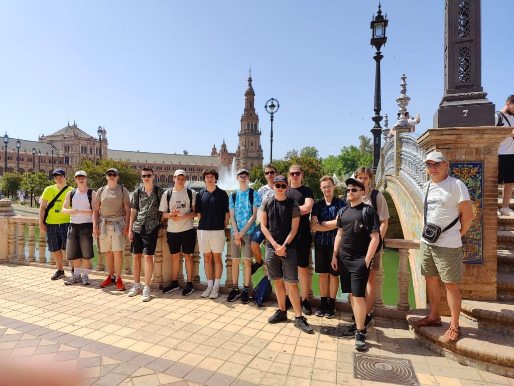 Uczniowie ZSŁ podczas zwiedzania Sevilli
