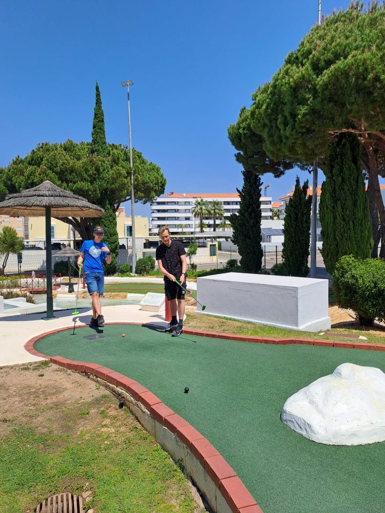 Uczniowie podczas minigolfa w Quarteirze