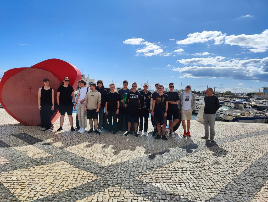 Uczniowie ZSŁ podczas mobilności Erasmus+ w Faro
