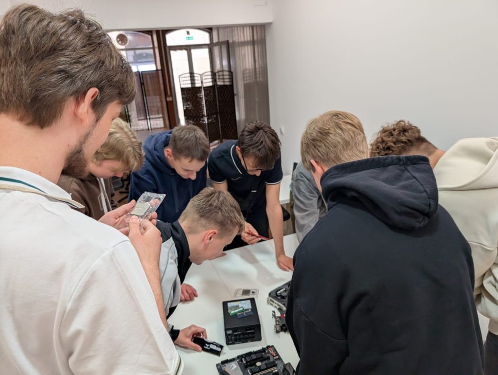 Pierwszy tydzień praktyk zawodowych w SOMITEL i Switch Technology.