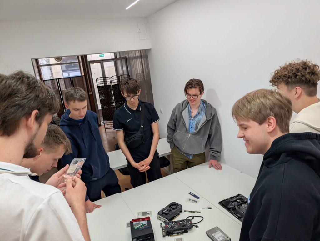 Pierwszy tydzień praktyk zawodowych w SOMITEL i Switch Technology.