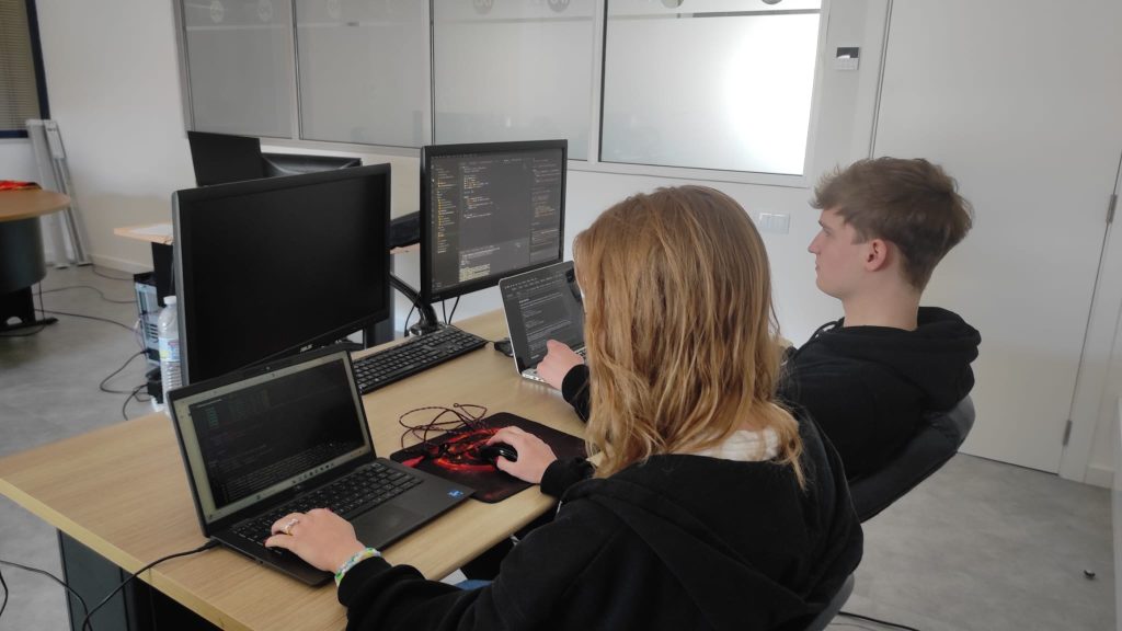 Pierwszy tydzień praktyk zawodowych w SOMITEL i Switch Technology.