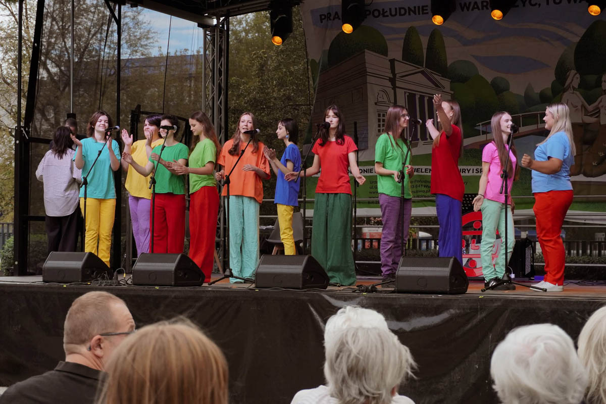 Teatr NORA ZSŁ na scenie Dzielnicowego Pikniku Rodzinnego w Parku Polińskiego, przed zgromadzoną publicznością.