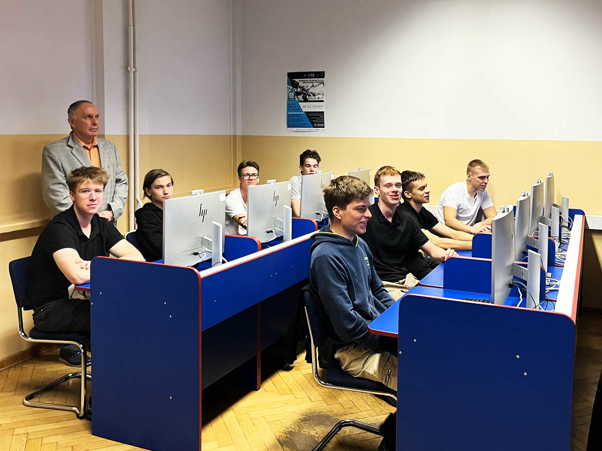 Uczniowie ZSŁ podczas praktycznych zajęć komputerowych z cyberbezpieczeństwa na Politechnice Warszawskiej