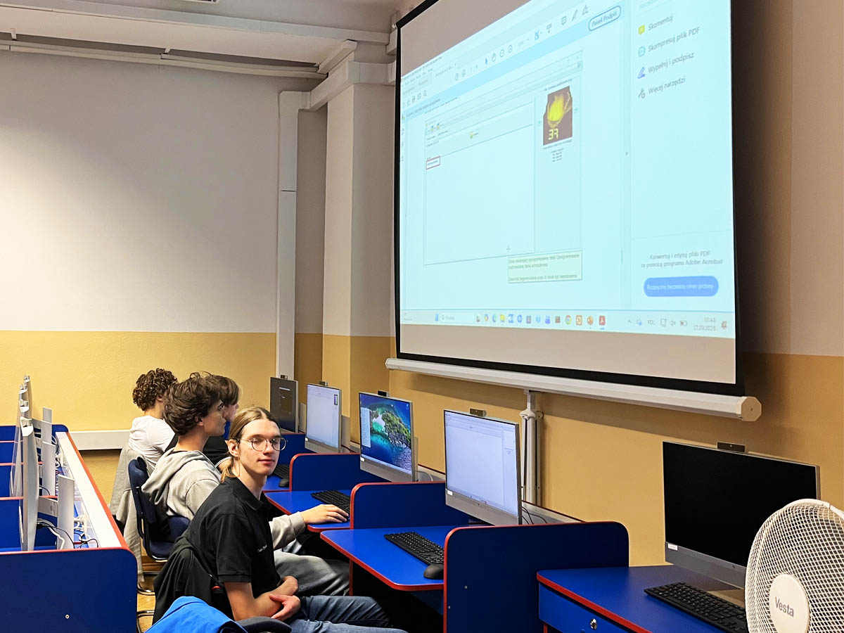 Uczniowie ZSŁ podczas wykładu i ćwiczeń z zakresu cyberbezpieczeństwa na Politechnice Warszawskiej