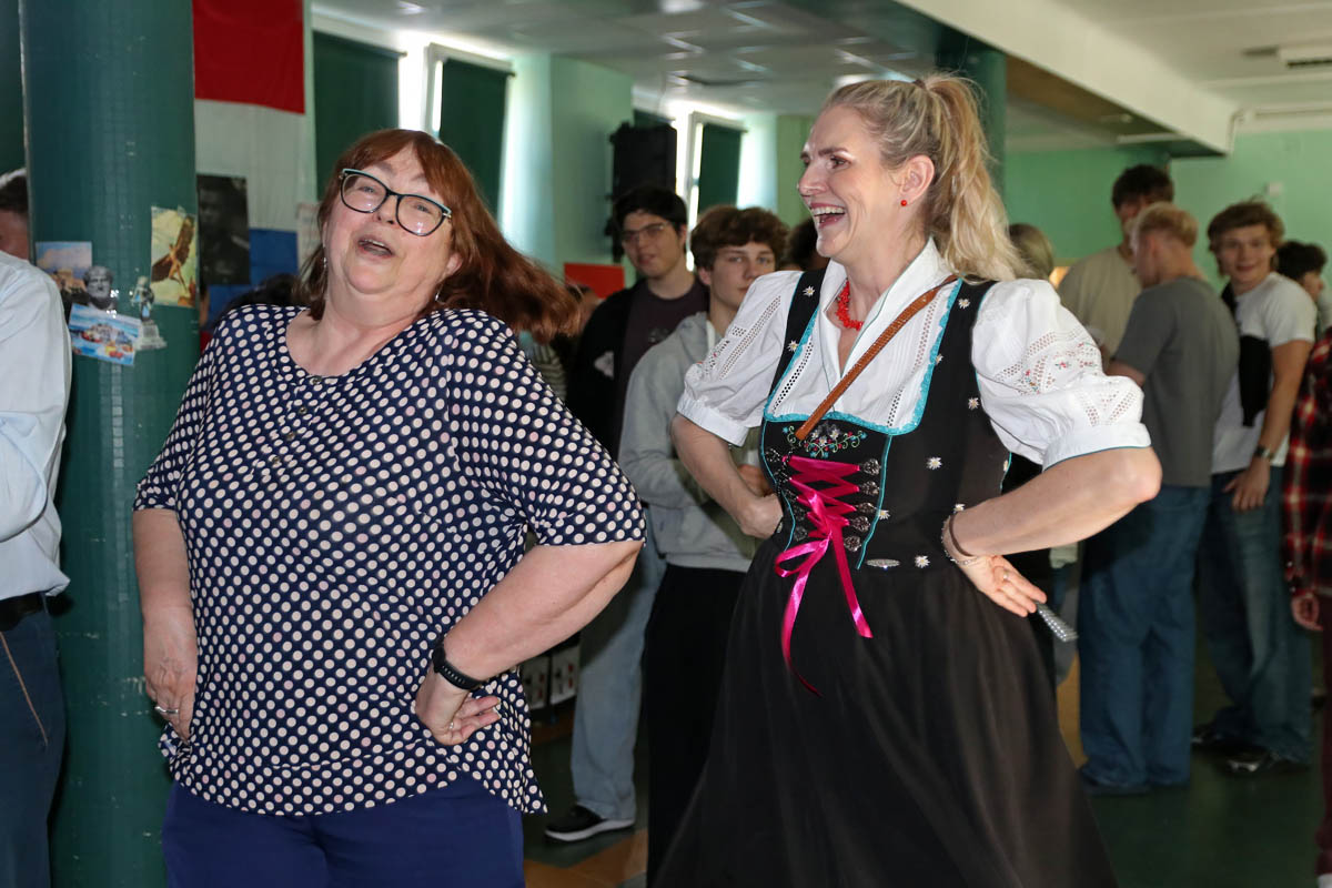 Uczestniczki w charakterystycznych strojach podczas prezentacji na Dniu Języków 2026.
