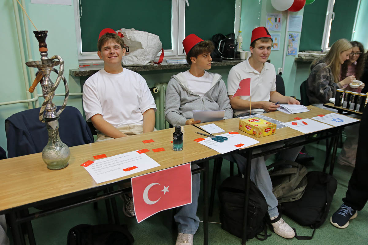 Uczniowie przy szkolnym stoisku poświęconym Turcji podczas Dnia Języków 2026.