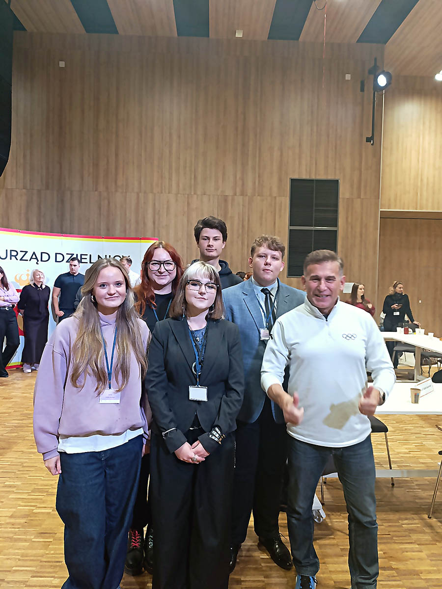 Uczniowie ZSŁ z opiekunem podczas III Konferencji Samorządów Uczniowskich