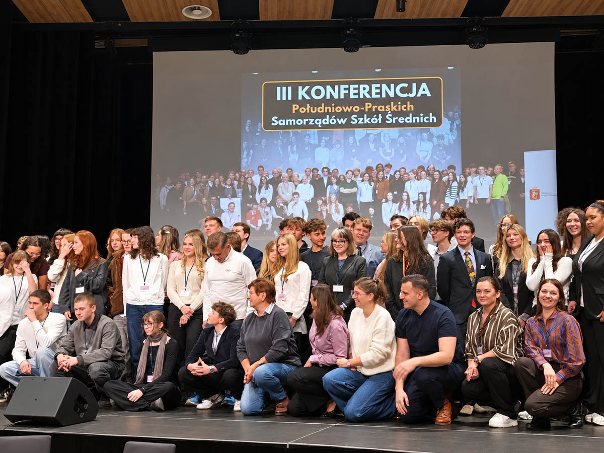 Uczestnicy III Konferencji Samorządów Uczniowskich pozują do wspólnego zdjęcia na scenie