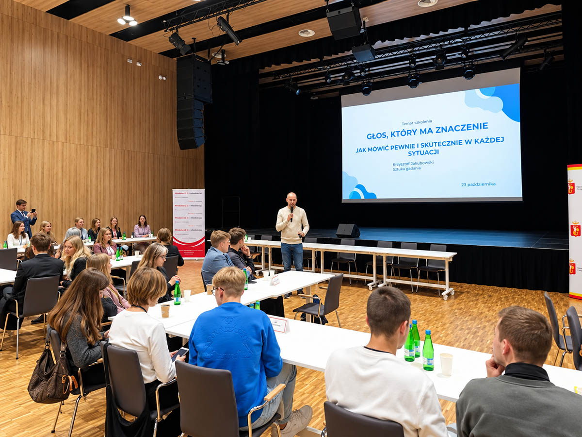 Uczestnicy konferencji słuchają wystąpienia podczas III Konferencji Samorządów Uczniowskich