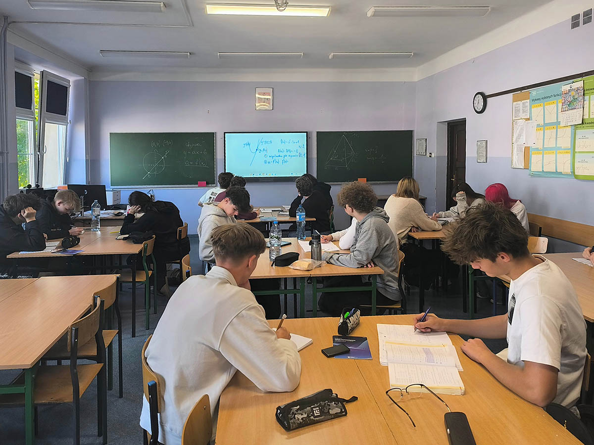 Uczniowie klasy 4Li podczas dodatkowych zajęć z matematyki w ramach projektu Matematyczny Level