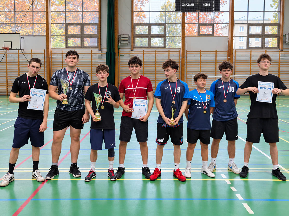 Drużyna ZSŁ po zawodach badmintonowych w ramach mistrzostw dzielnicy Praga-Południe