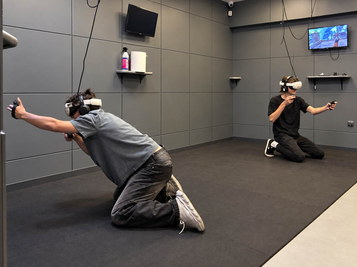 Uczestnicy wykonują ruchy podczas rozgrywki z wykorzystaniem gogli VR